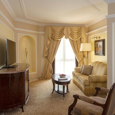 The Regency Hotel Kuwait Kuwait City Eksteriør bilde A living room at the Ritz-Carlton, Tarrant County
