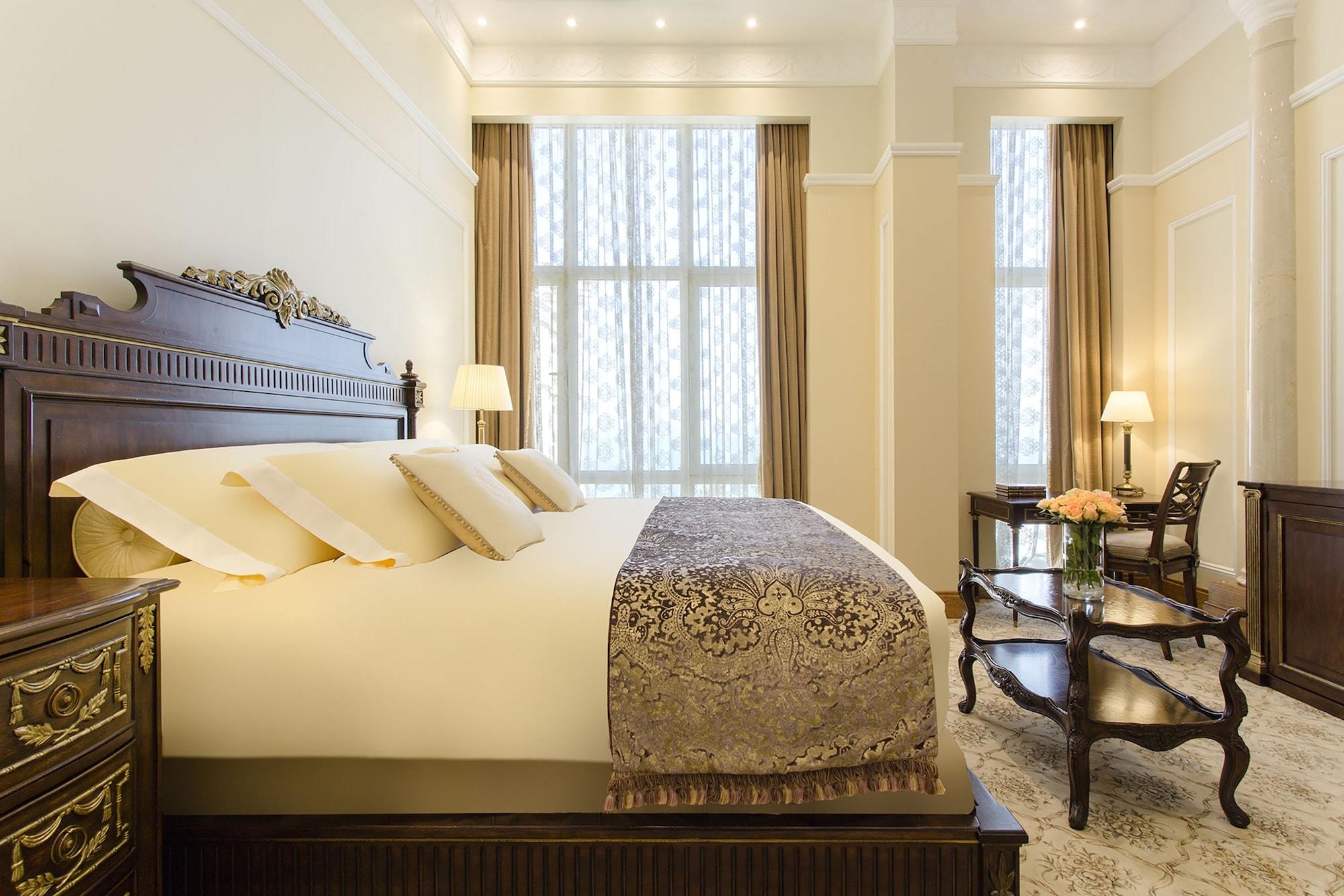 The Regency Hotel Kuwait Kuwait City Eksteriør bilde A bedroom at the hotel