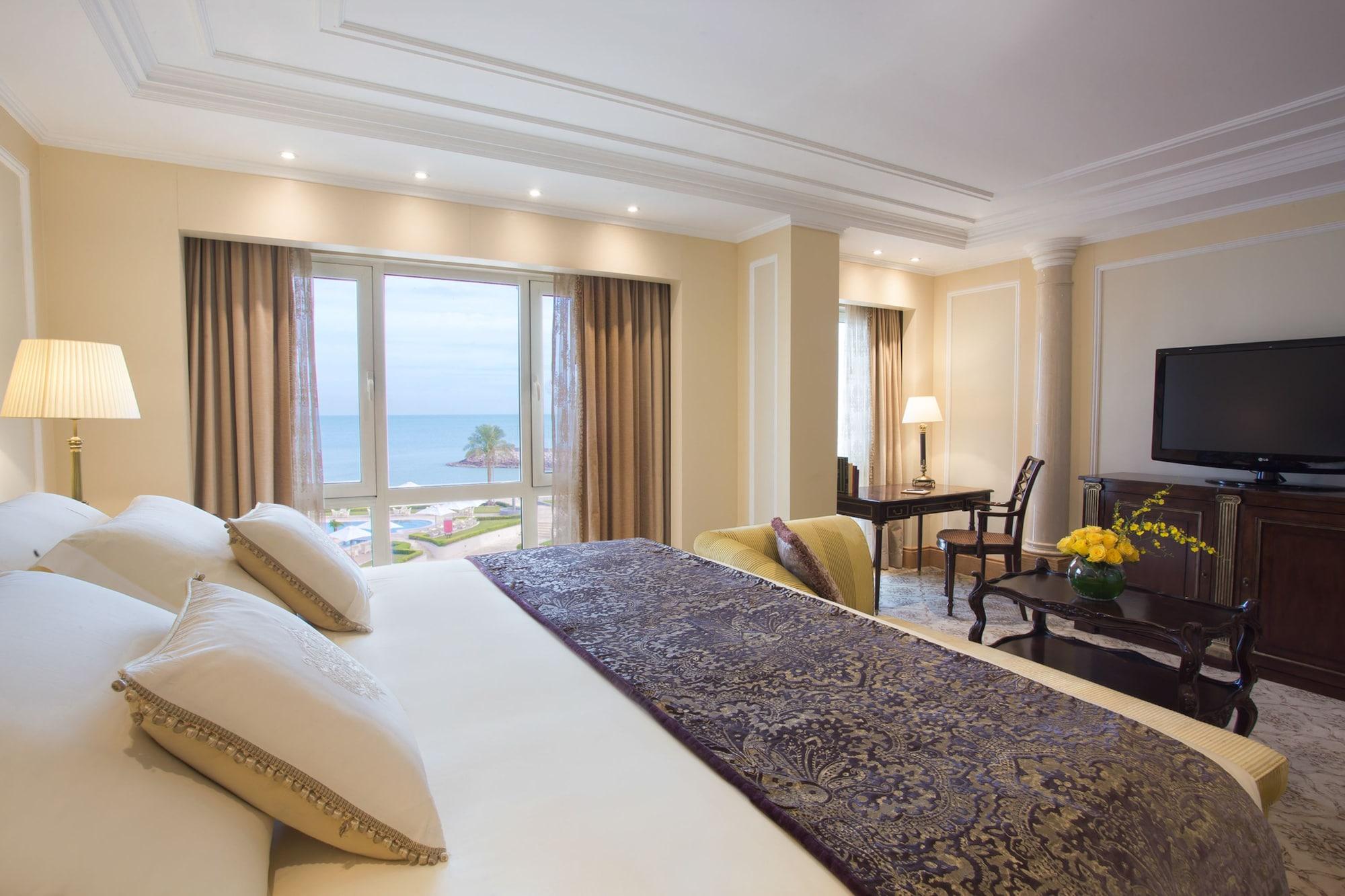 The Regency Hotel Kuwait Kuwait City Eksteriør bilde A suite at the hotel