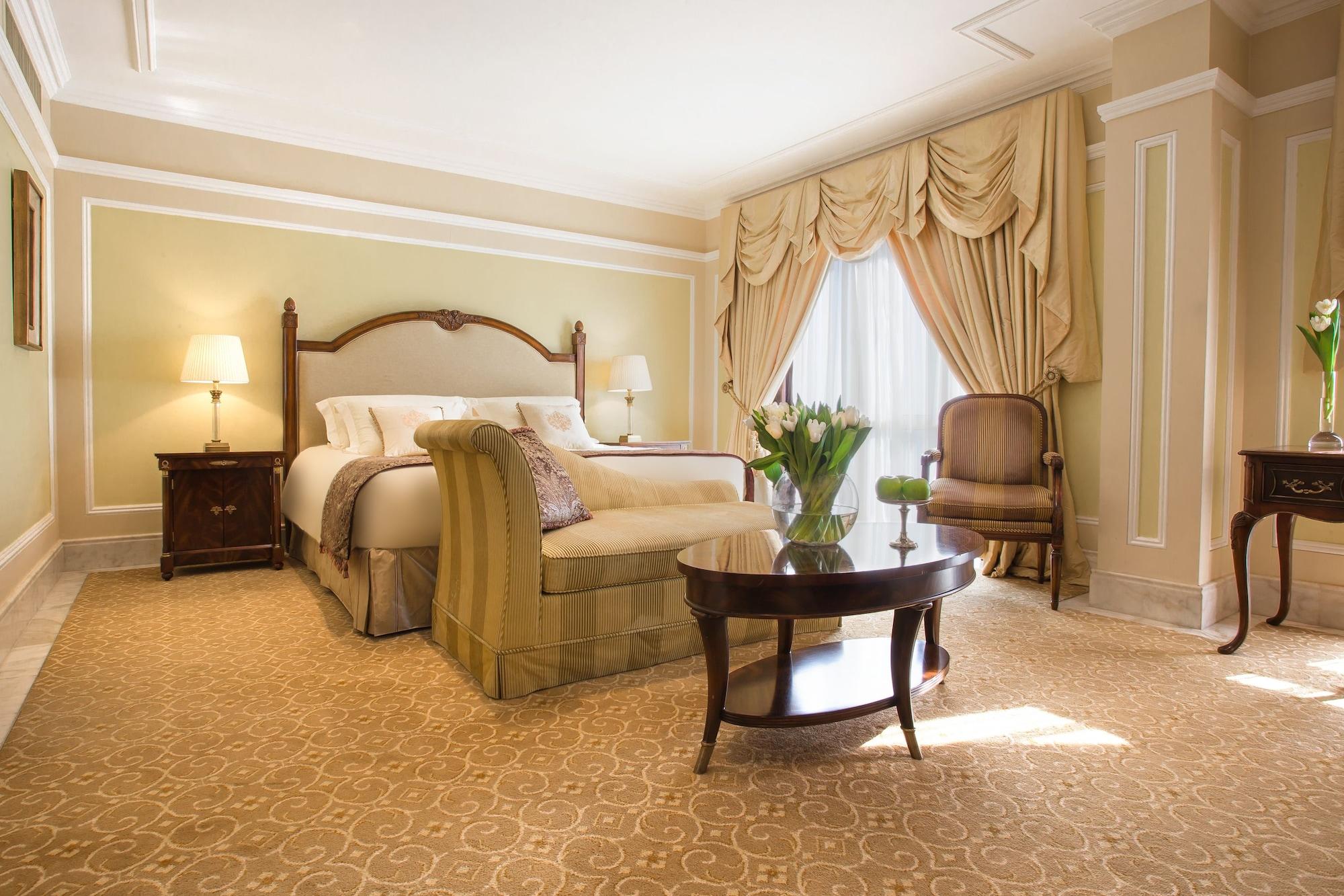The Regency Hotel Kuwait Kuwait City Eksteriør bilde A bedroom at the Ritz-Carlton, Boston