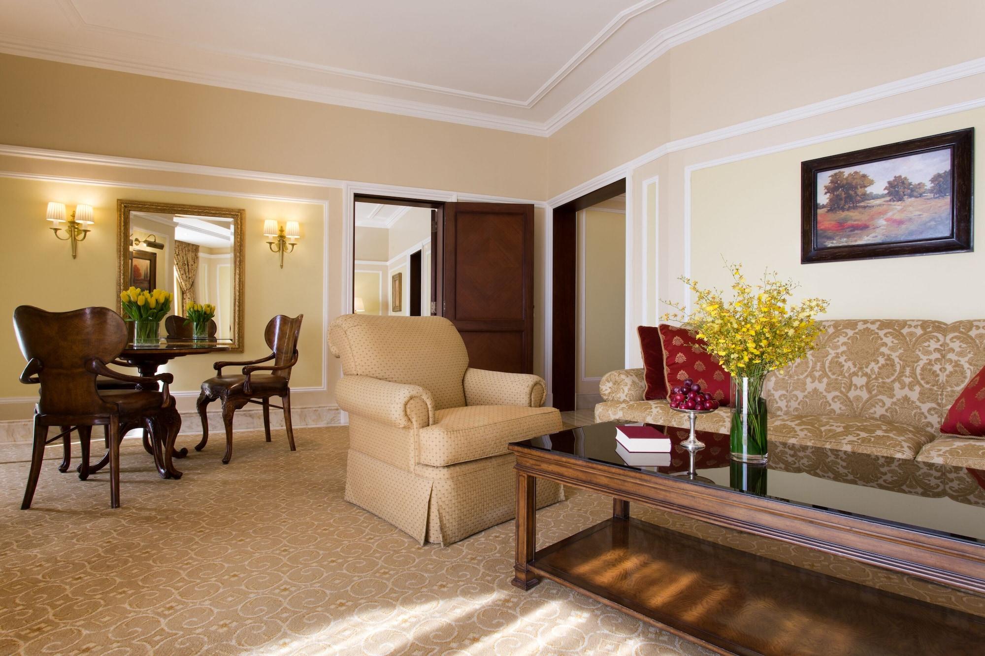The Regency Hotel Kuwait Kuwait City Eksteriør bilde A suite at the Four Seasons Hotel
