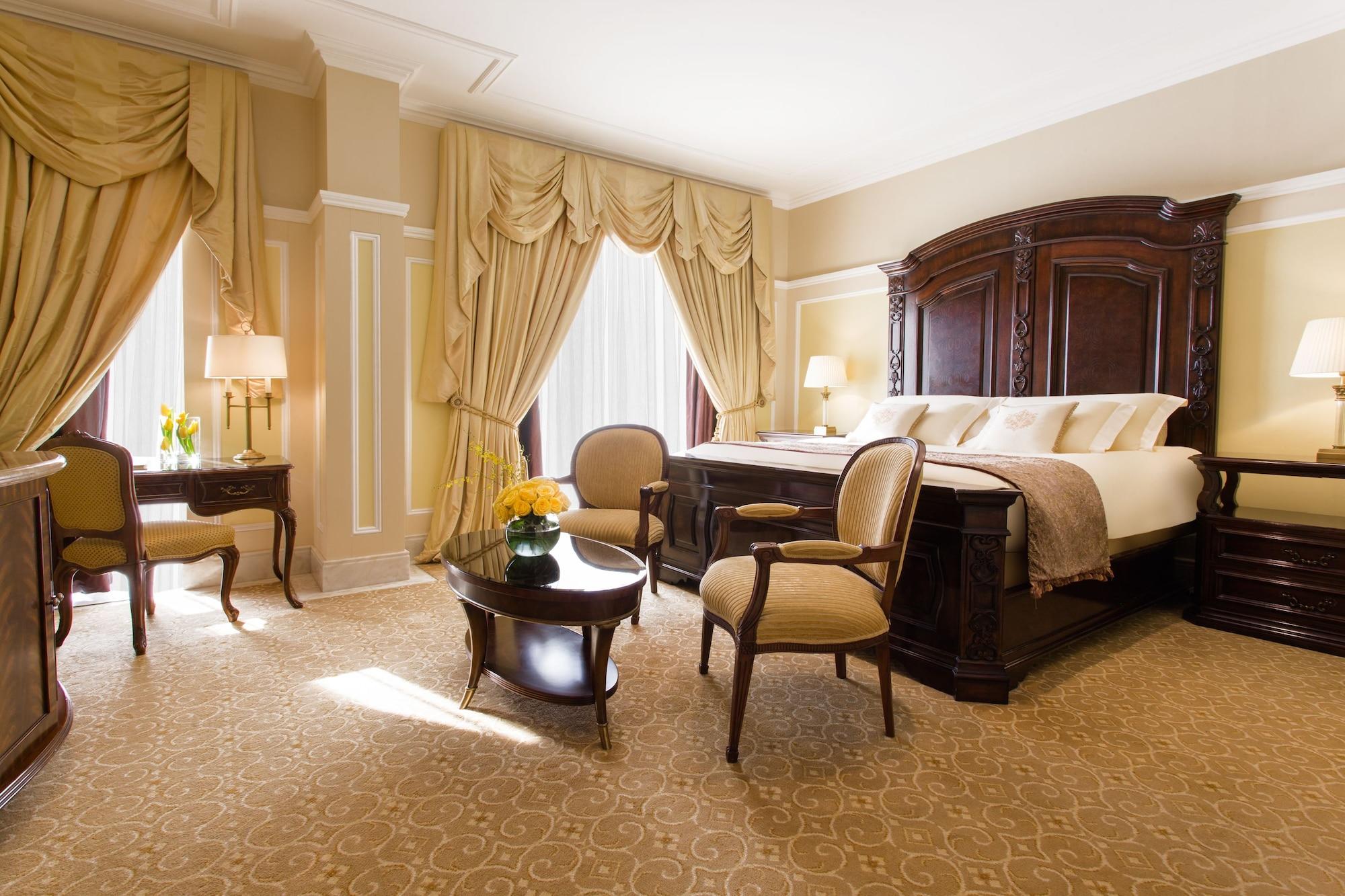 The Regency Hotel Kuwait Kuwait City Eksteriør bilde A bedroom at the Ritz-Carlton, Boston