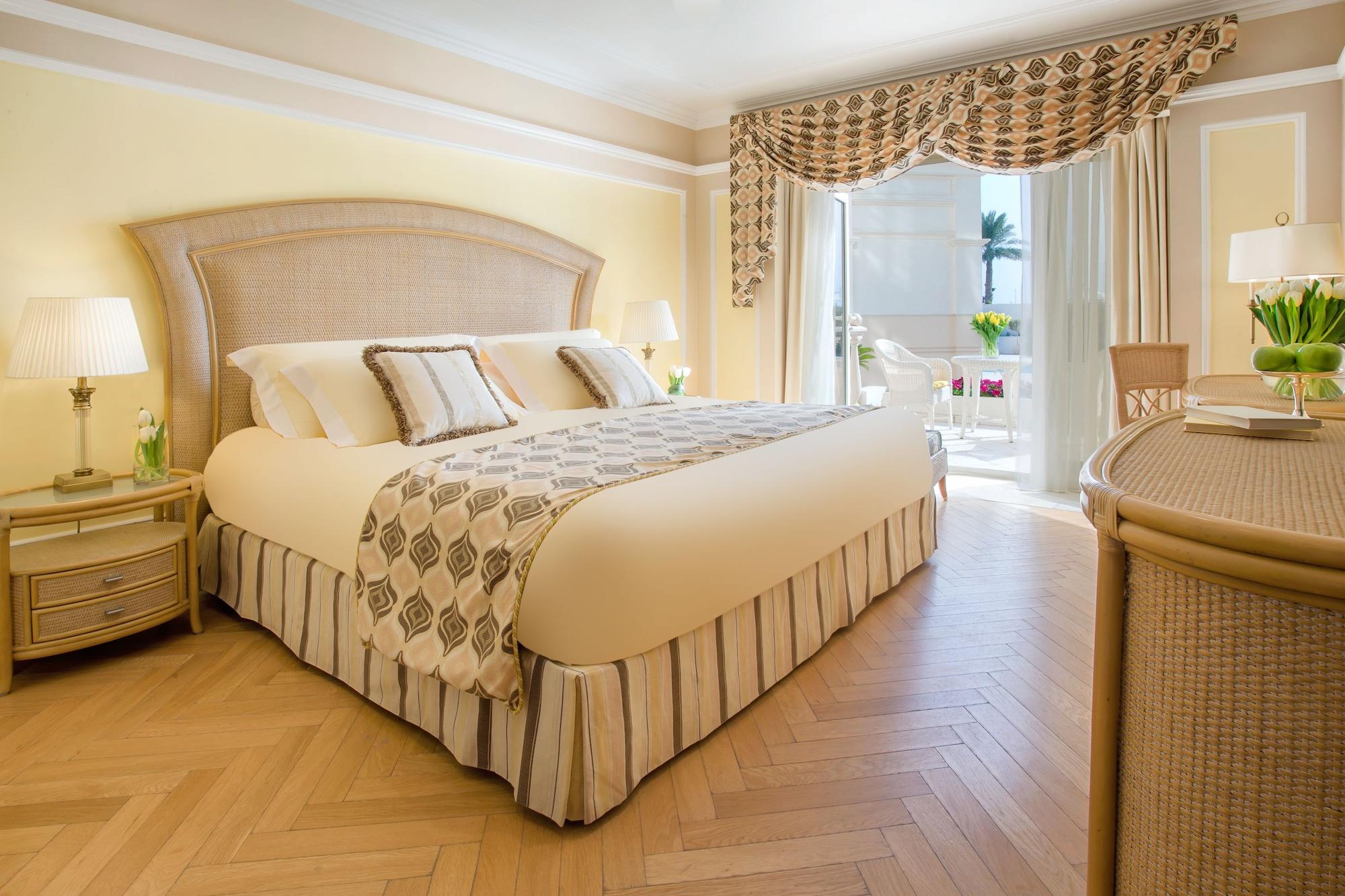 The Regency Hotel Kuwait Kuwait City Eksteriør bilde A bedroom at The Boca Raton Resort