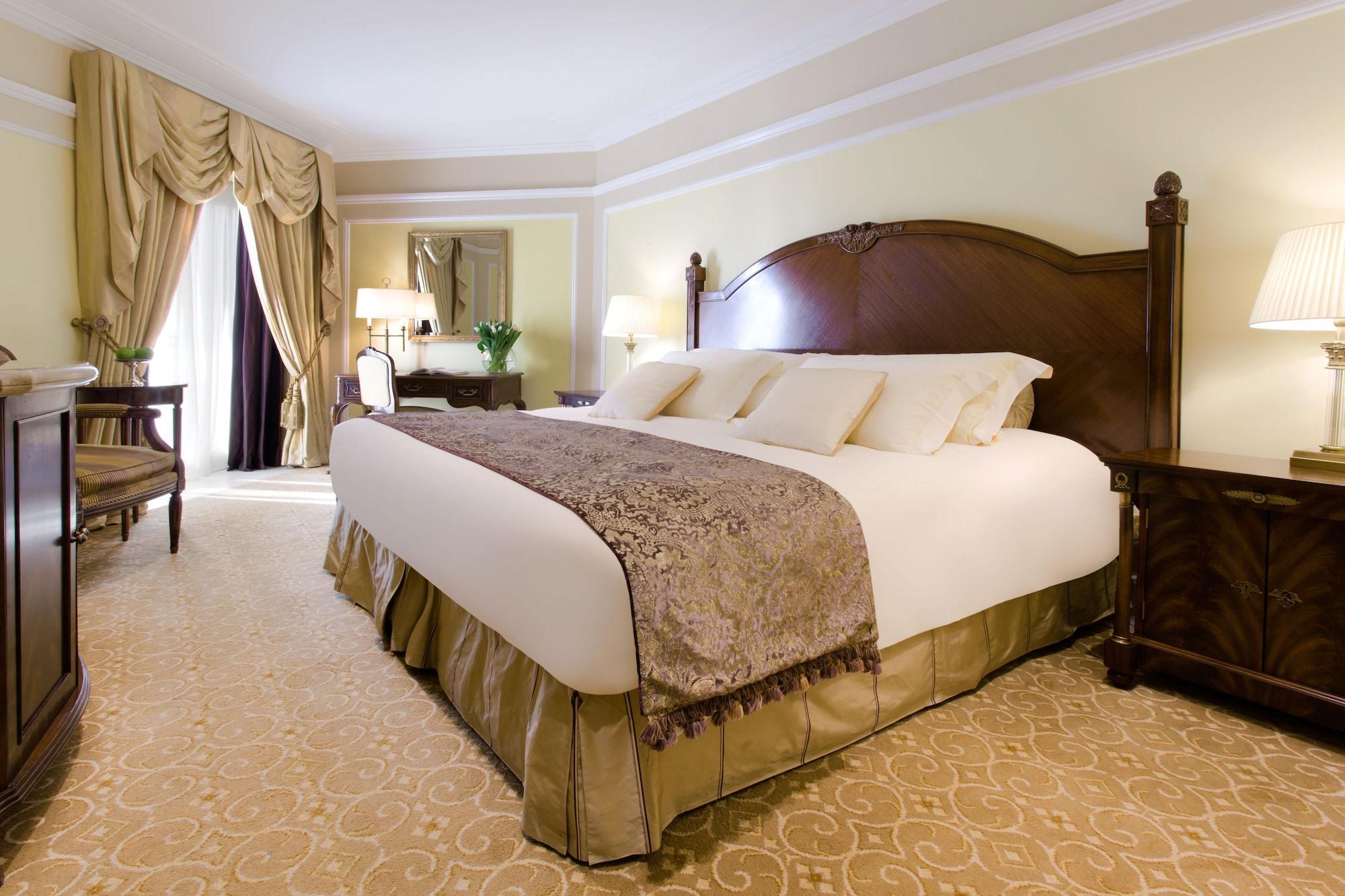 The Regency Hotel Kuwait Kuwait City Eksteriør bilde A guest room at the Four Seasons Hotel