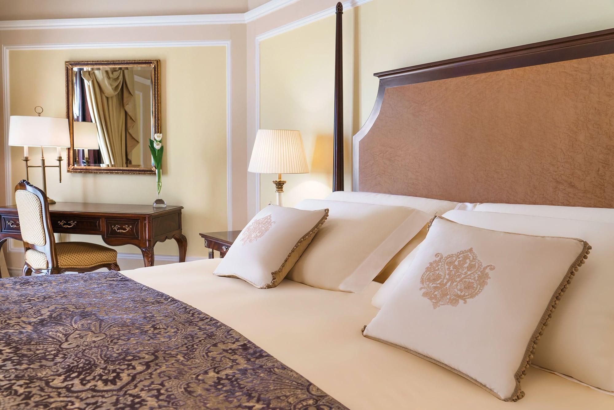The Regency Hotel Kuwait Kuwait City Eksteriør bilde A bedroom at the Four Seasons Hotel