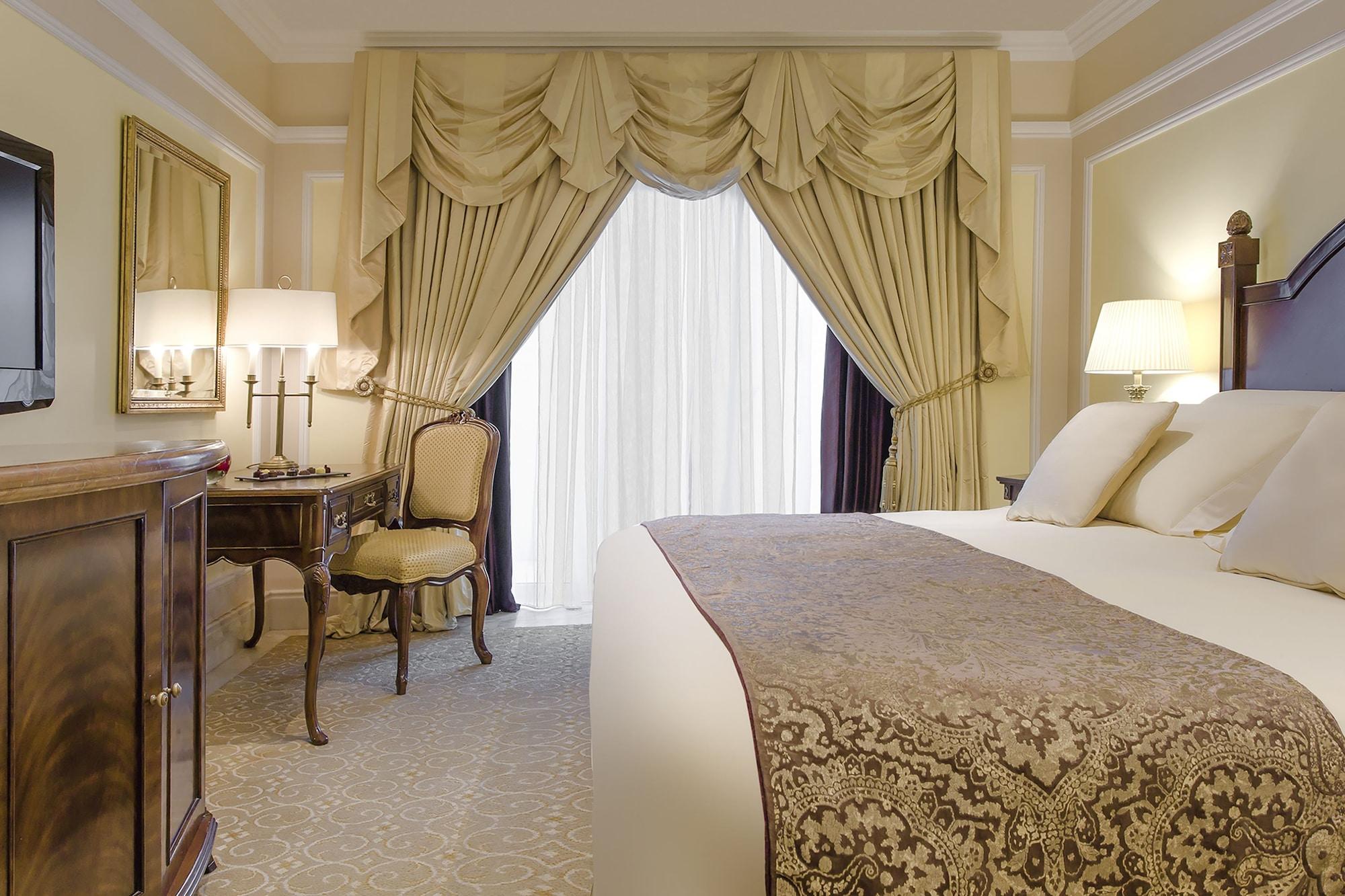 The Regency Hotel Kuwait Kuwait City Eksteriør bilde A guest room at The Ritz-Carlton, Boston