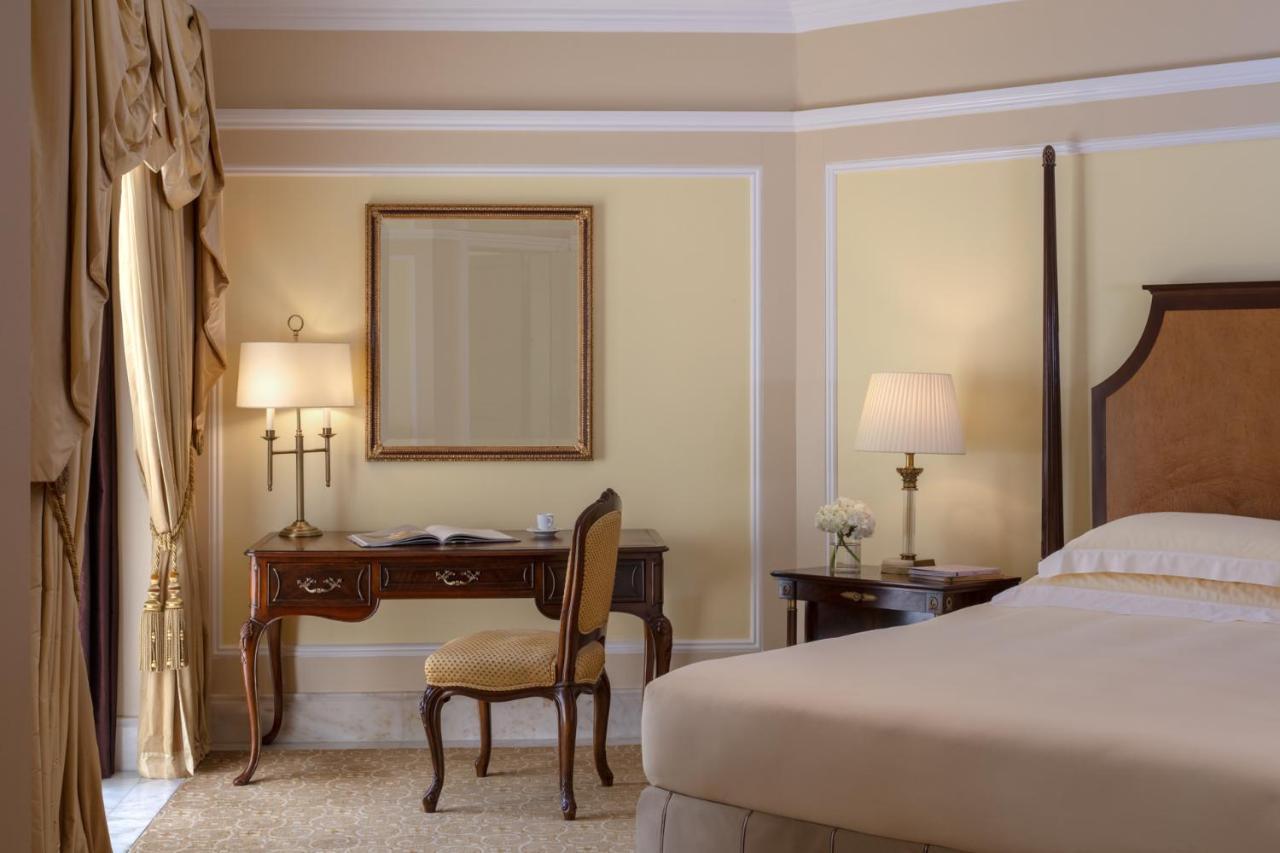 The Regency Hotel Kuwait Kuwait City Eksteriør bilde A bedroom at the Four Seasons Hotel