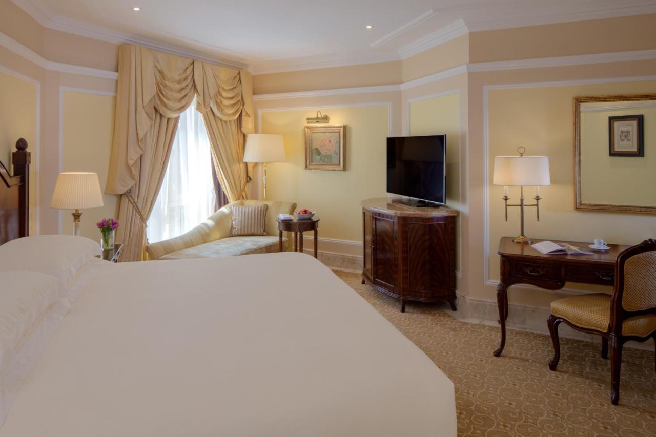 The Regency Hotel Kuwait Kuwait City Eksteriør bilde A room at the hotel