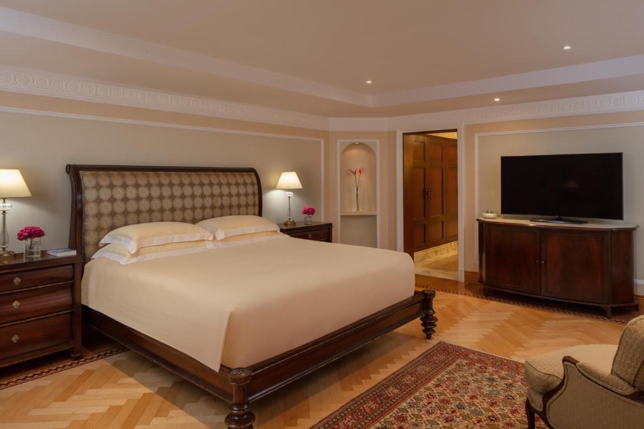 The Regency Hotel Kuwait Kuwait City Eksteriør bilde A bedroom at the Taj Mahal Palace