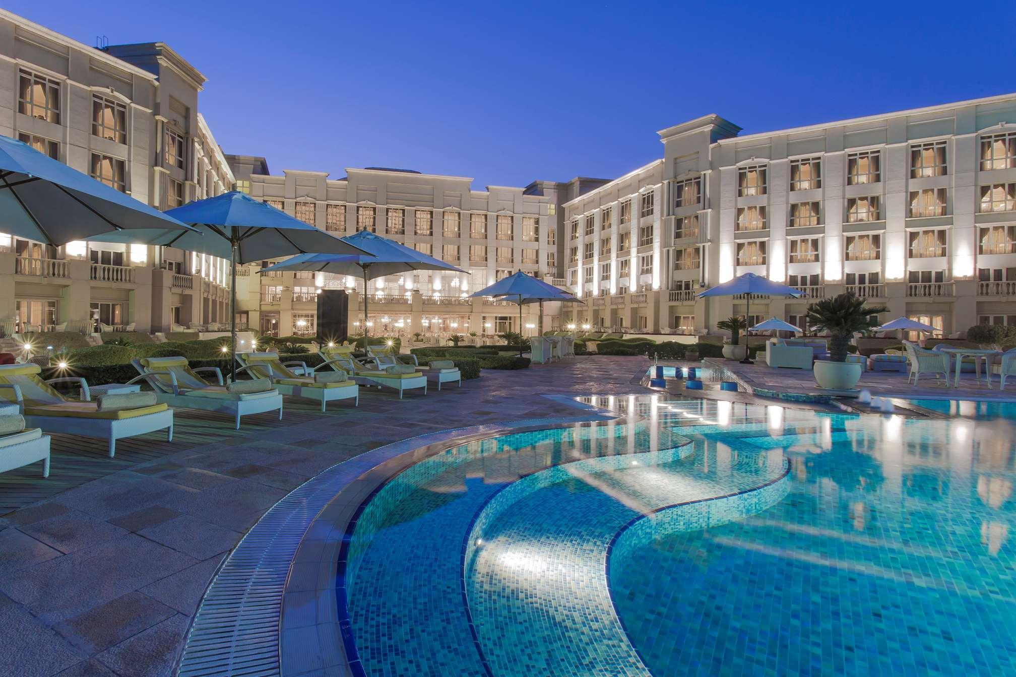 The Regency Hotel Kuwait Kuwait City Eksteriør bilde The pool at the Four Seasons Hotel