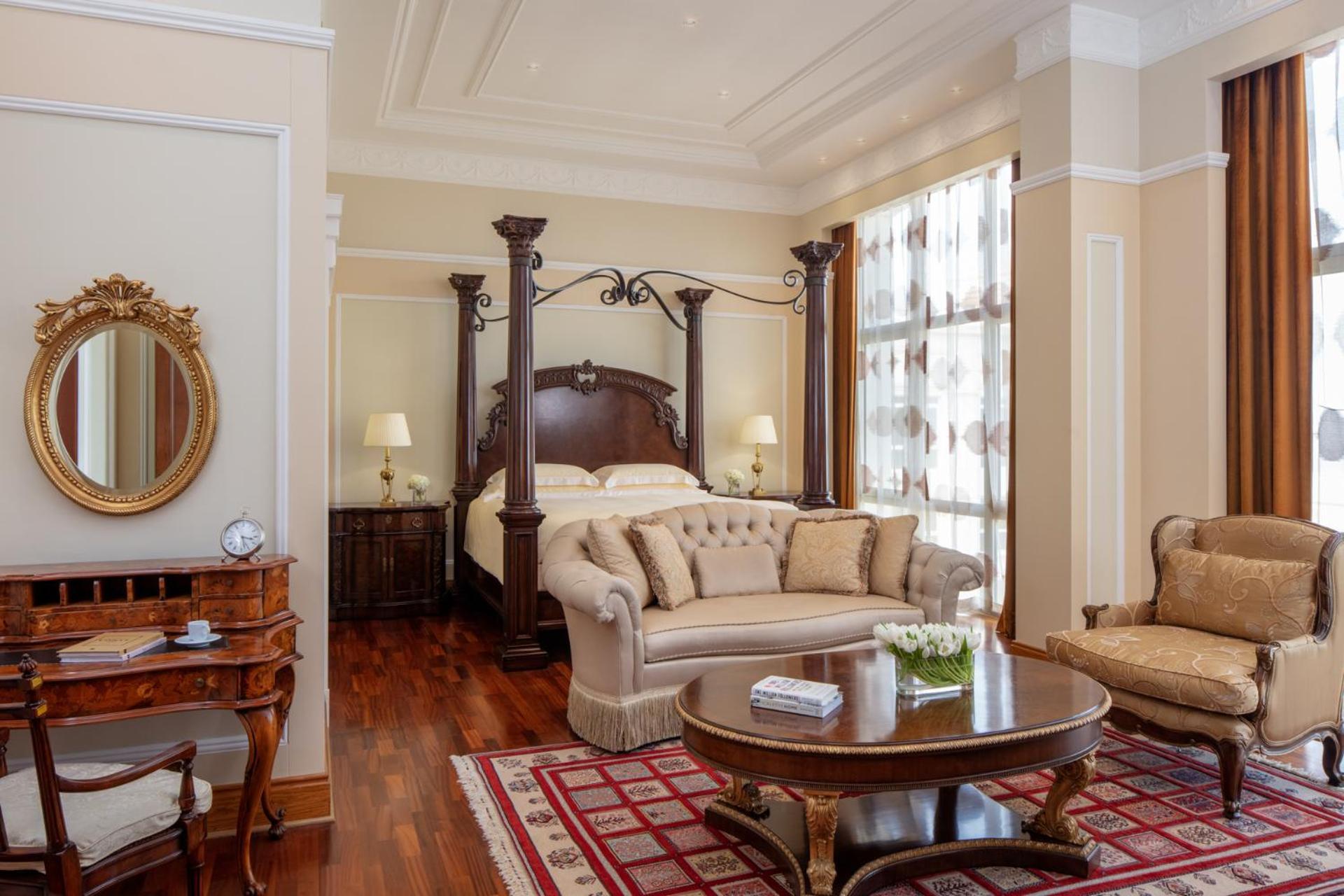 The Regency Hotel Kuwait Kuwait City Eksteriør bilde A suite at the hotel