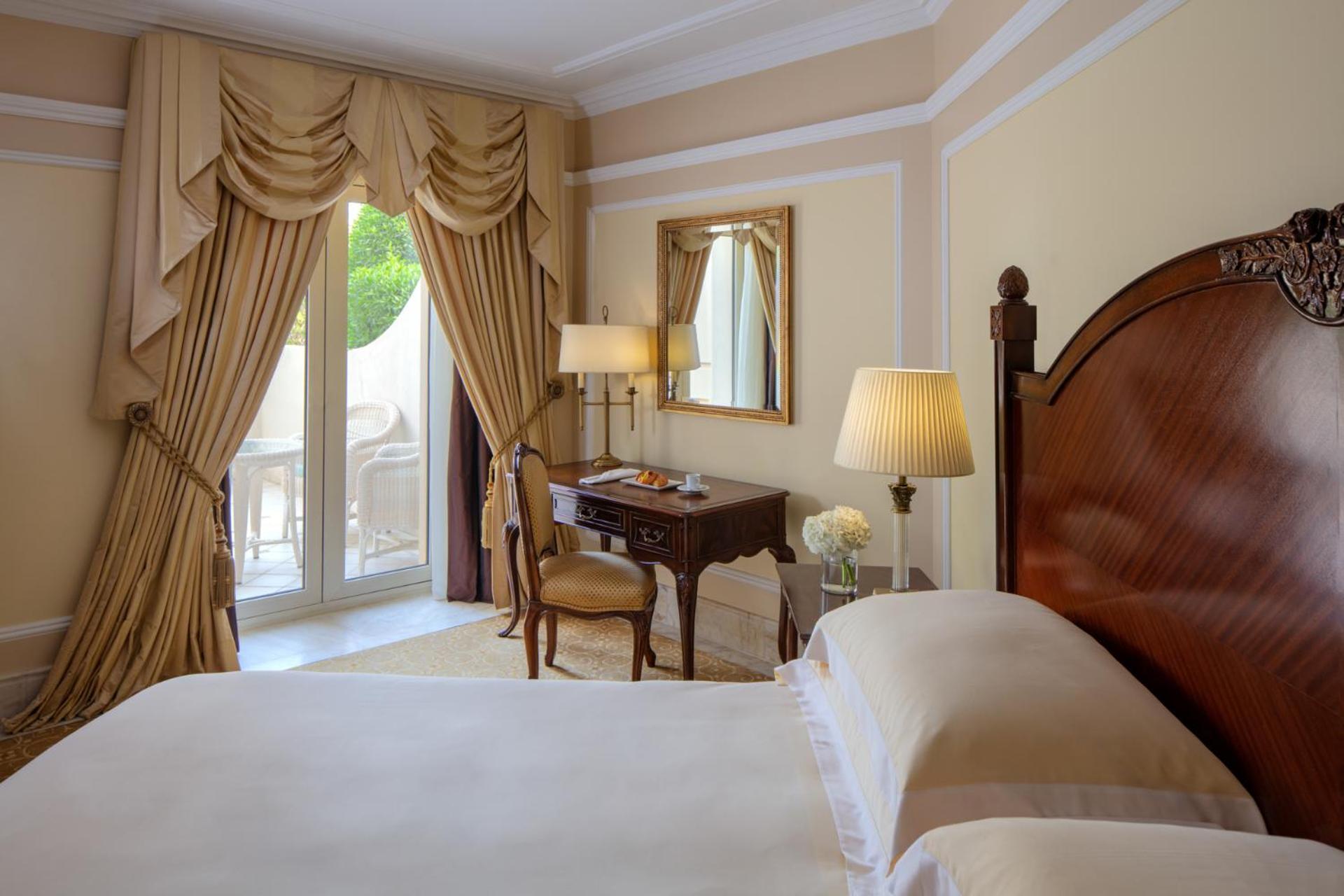 The Regency Hotel Kuwait Kuwait City Eksteriør bilde A bedroom at the hotel